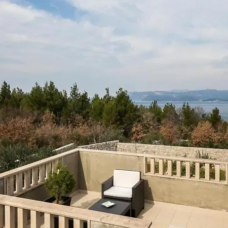 Oliva- Two Bedroom With Balcony And Sea View شقة *